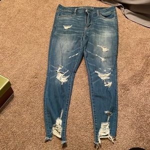 Distressed hi rise jeggjng